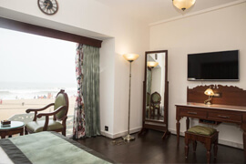 Guest room with four-poster bed and a wall-mounted television