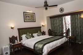 Guest room with double bed and air conditioning